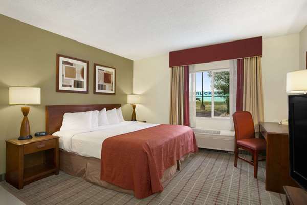 Suite - Baymont Inn & Suites Haubstadt - I-64, Exit 25B