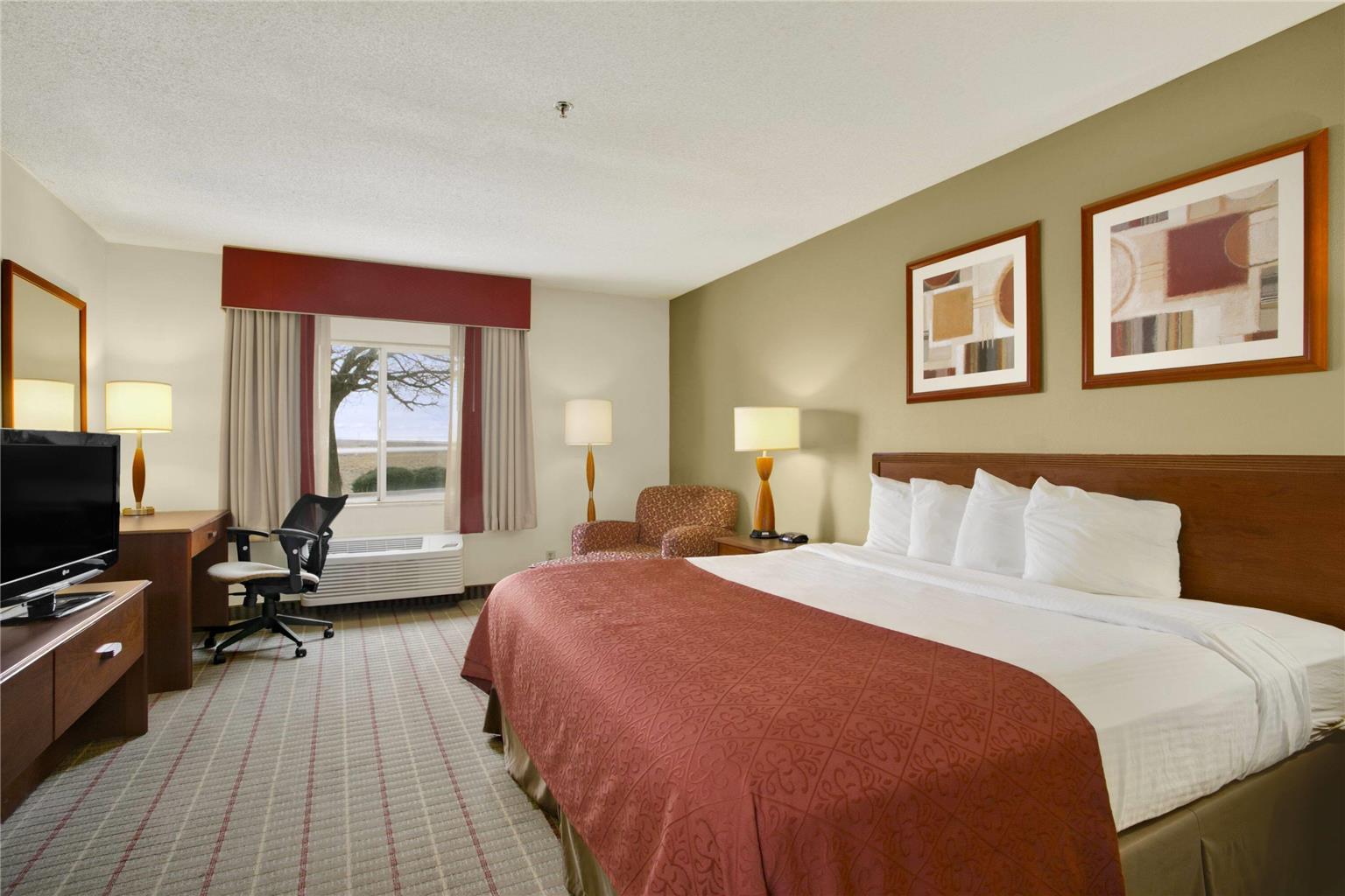 BAYMONT INN AND SUITES HAUBSTA-guestroom-Guest Room,On-Site.jpg