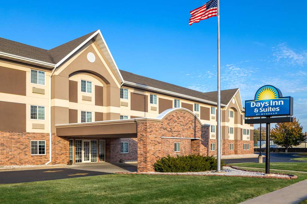 Days Inn & Suites Green Bay