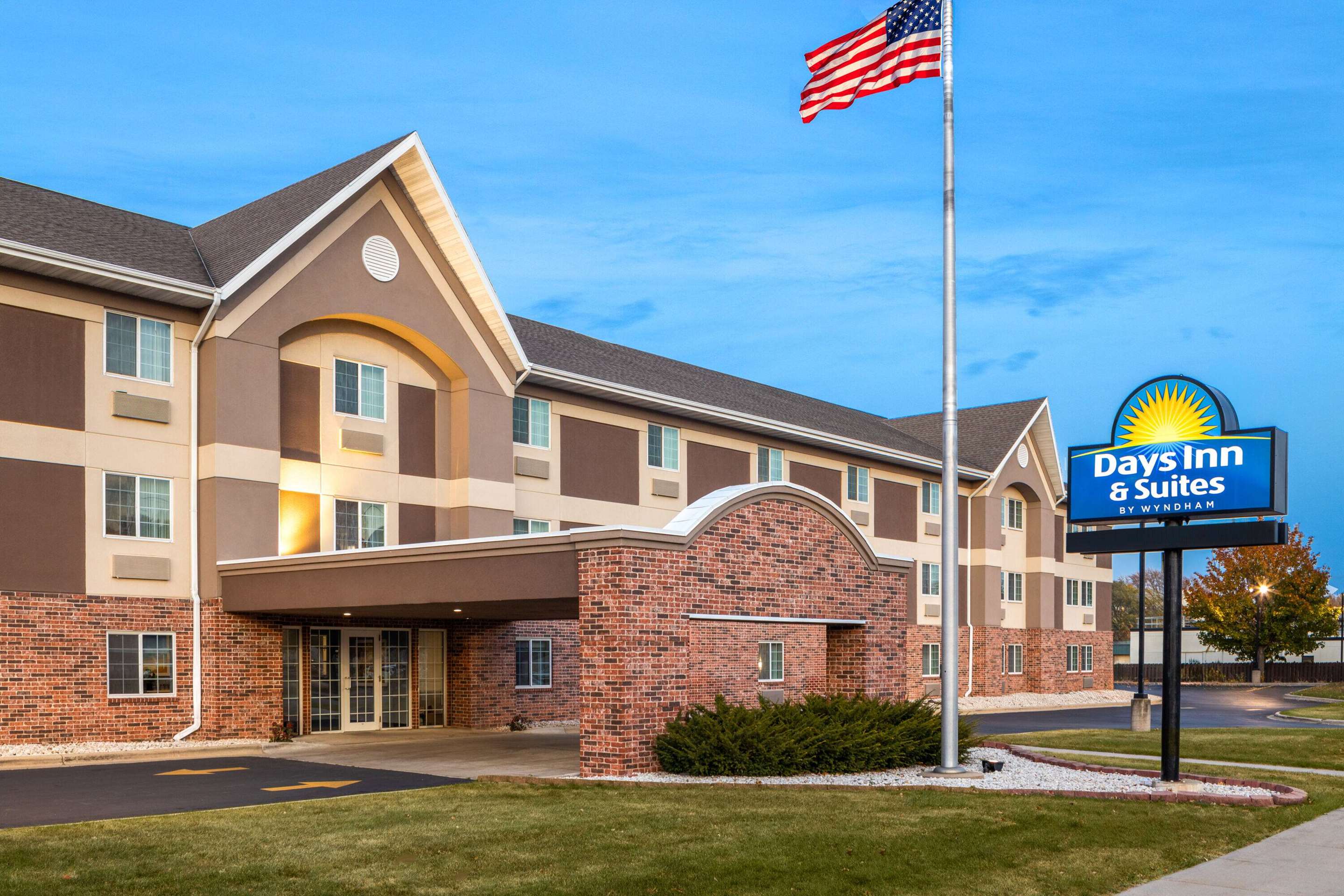 Exterior | Days Inn & Suites by Wyndham Green Bay WI.