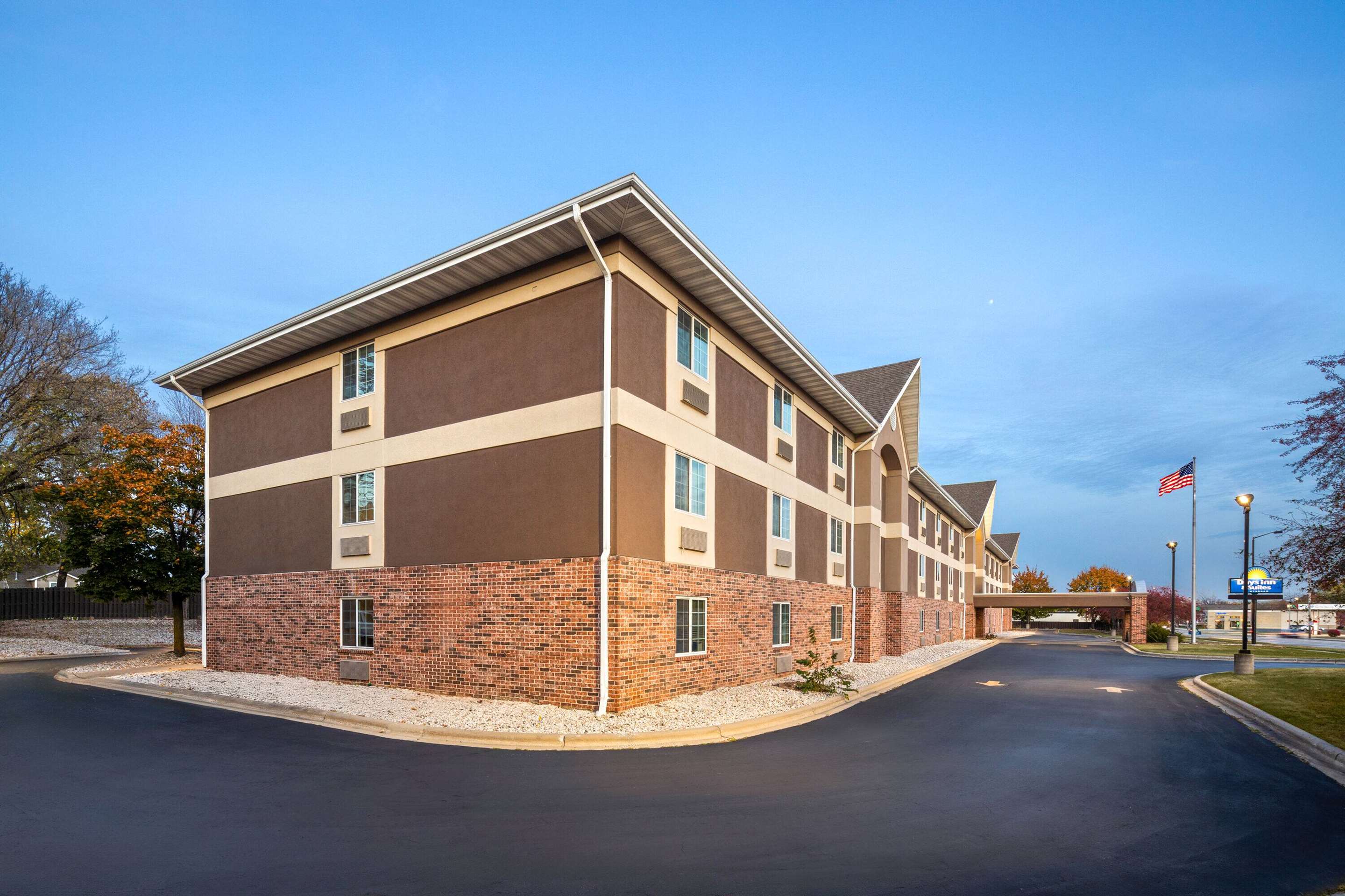 Exterior | Days Inn & Suites by Wyndham Green Bay WI.