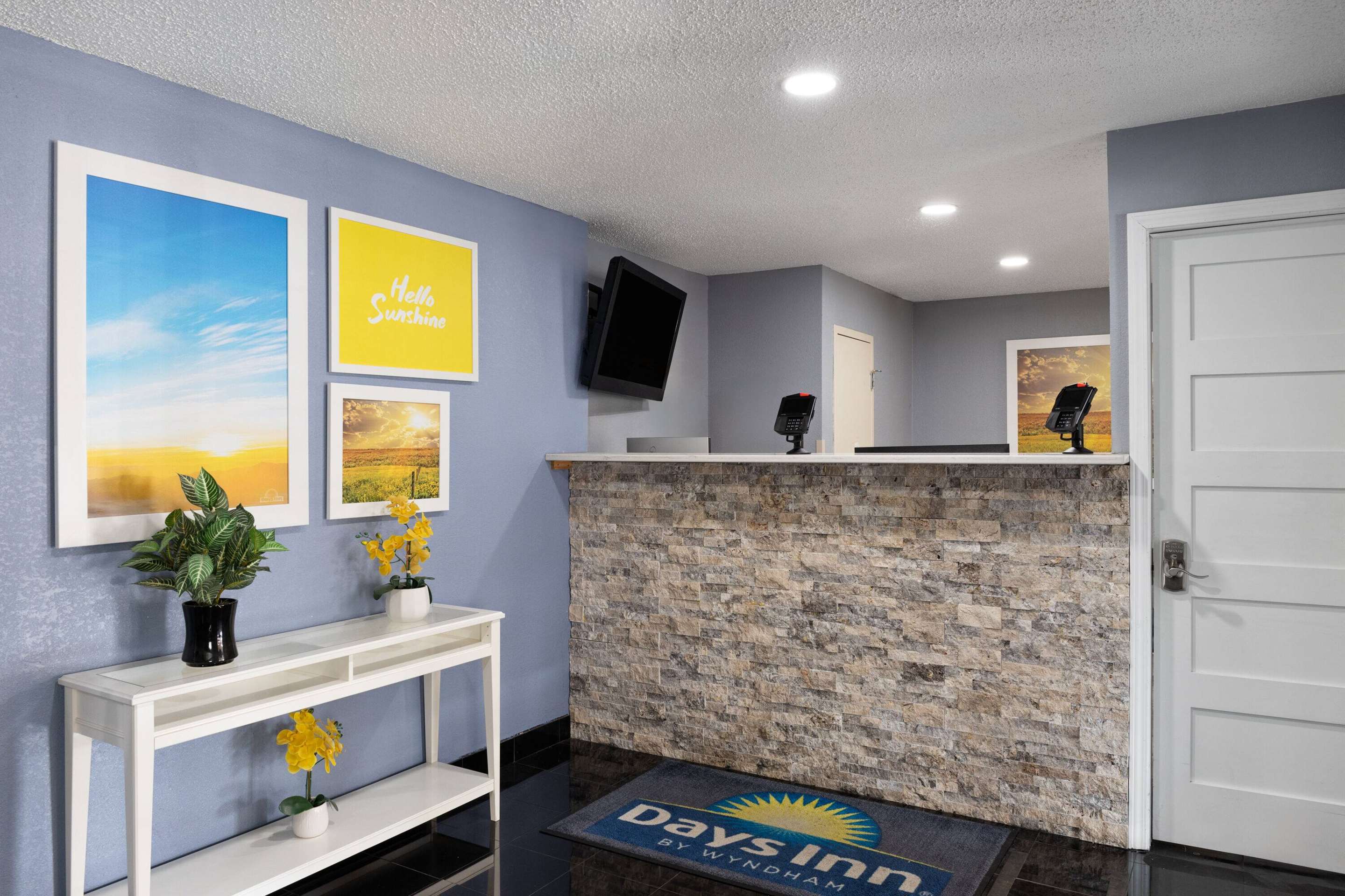 Reception | Days Inn & Suites by Wyndham Green Bay WI.