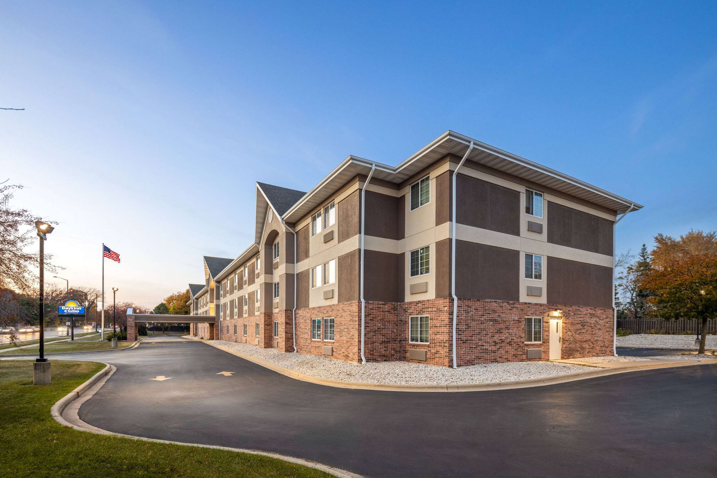 Exterior | Days Inn & Suites by Wyndham Green Bay WI.