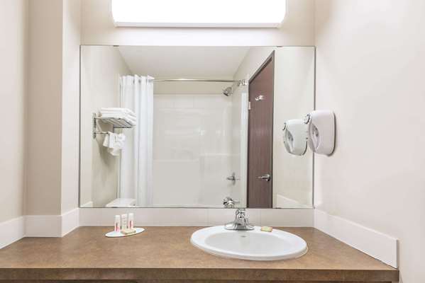  - Super 8 Hotel Innisfail