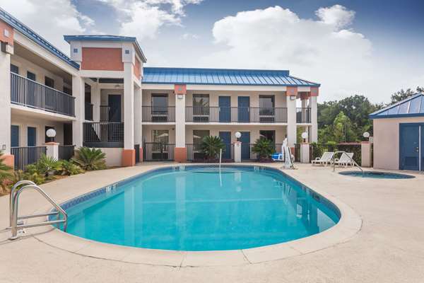 Pool - Days Inn Chiefland
