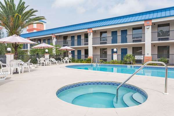 Pool - Days Inn Chiefland