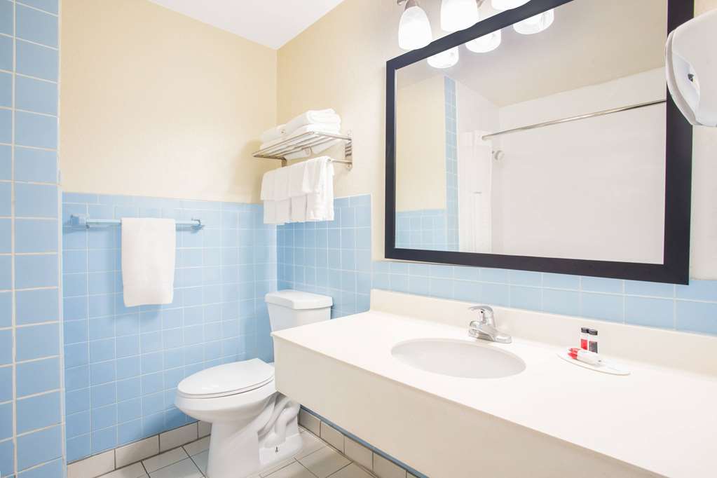 SUPER 8 WILLIAMSVILLE/BUFFALO-guestroom-Guest Room,Bathroom,On-Site.jpg