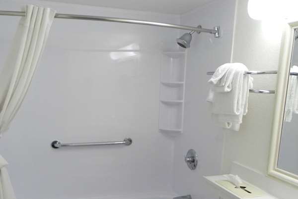  - Travelodge Inn & Suites Albany - I-87, Exit 2