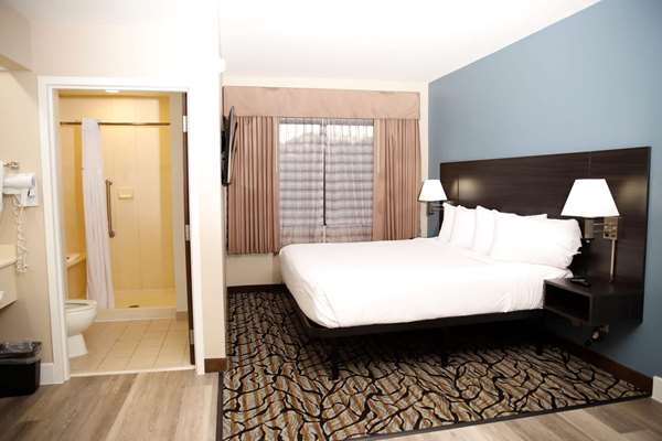 Suite - Baymont Inn & Suites Jackson - I-55, Exits 102 & 102A