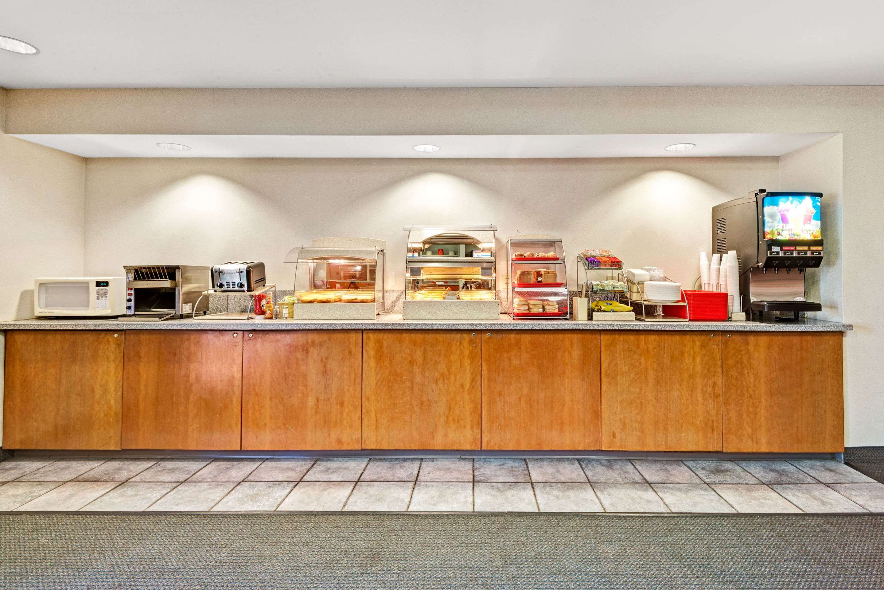 Breakfast Area | Ramada by Wyndham Saco/Old Orchard Beach Area