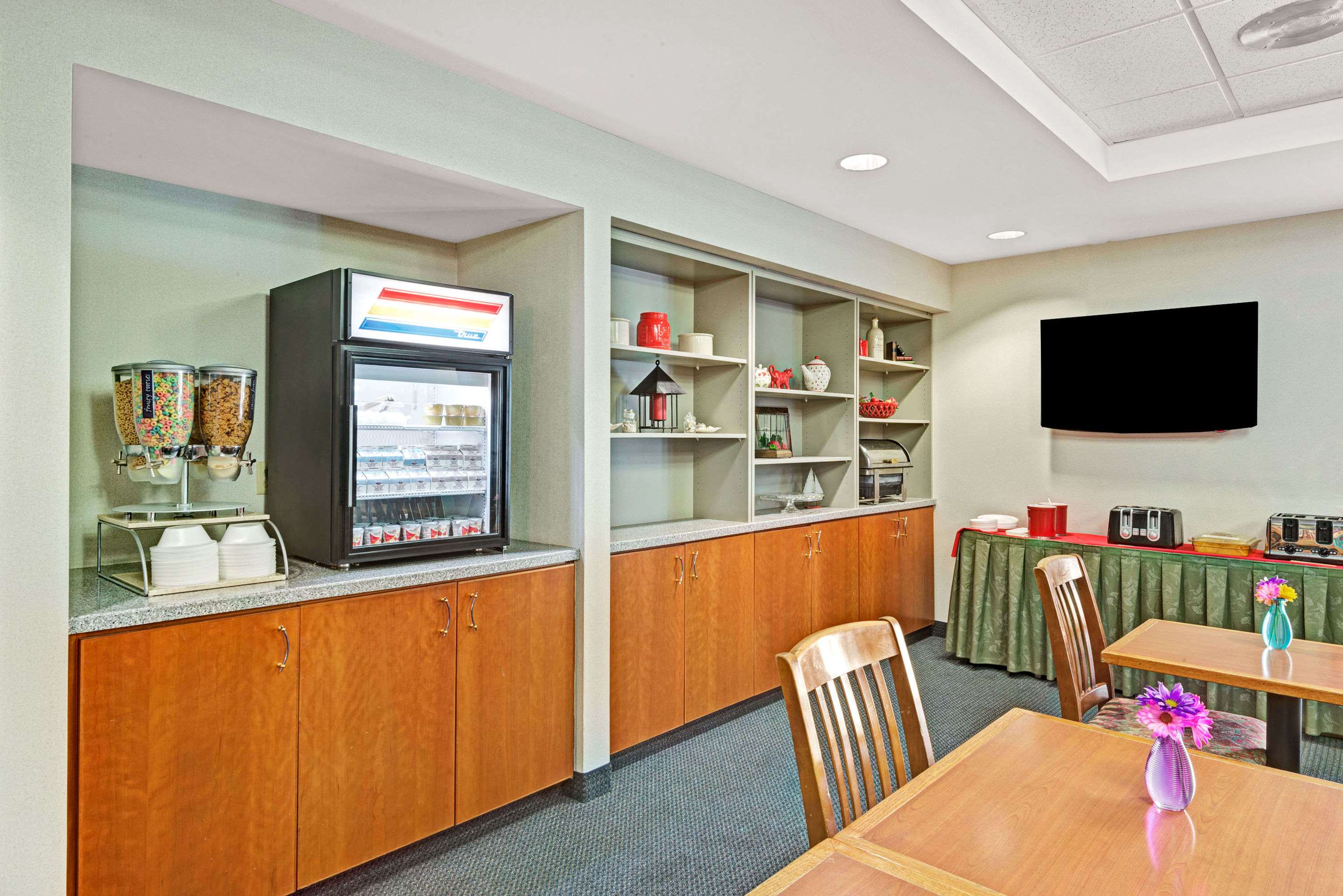 Breakfast Area | Ramada by Wyndham Saco/Old Orchard Beach Area