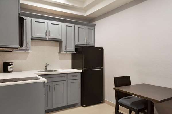  - Days Inn & Suites Hobby Airport Houston - I-45, Exit 36