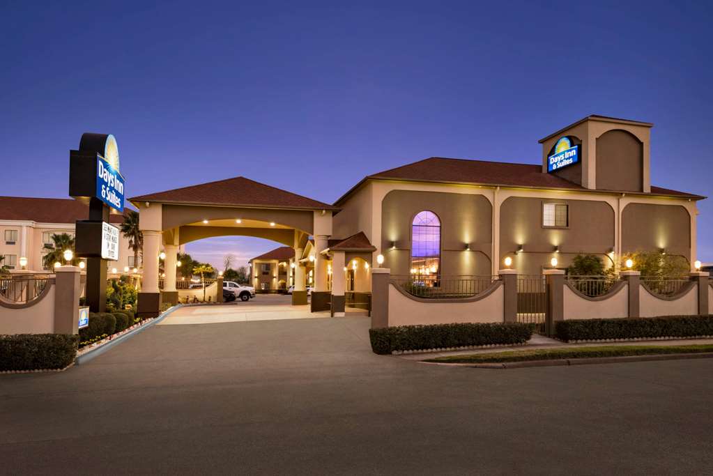 Days Inn & Suites Houston Hobby Airport