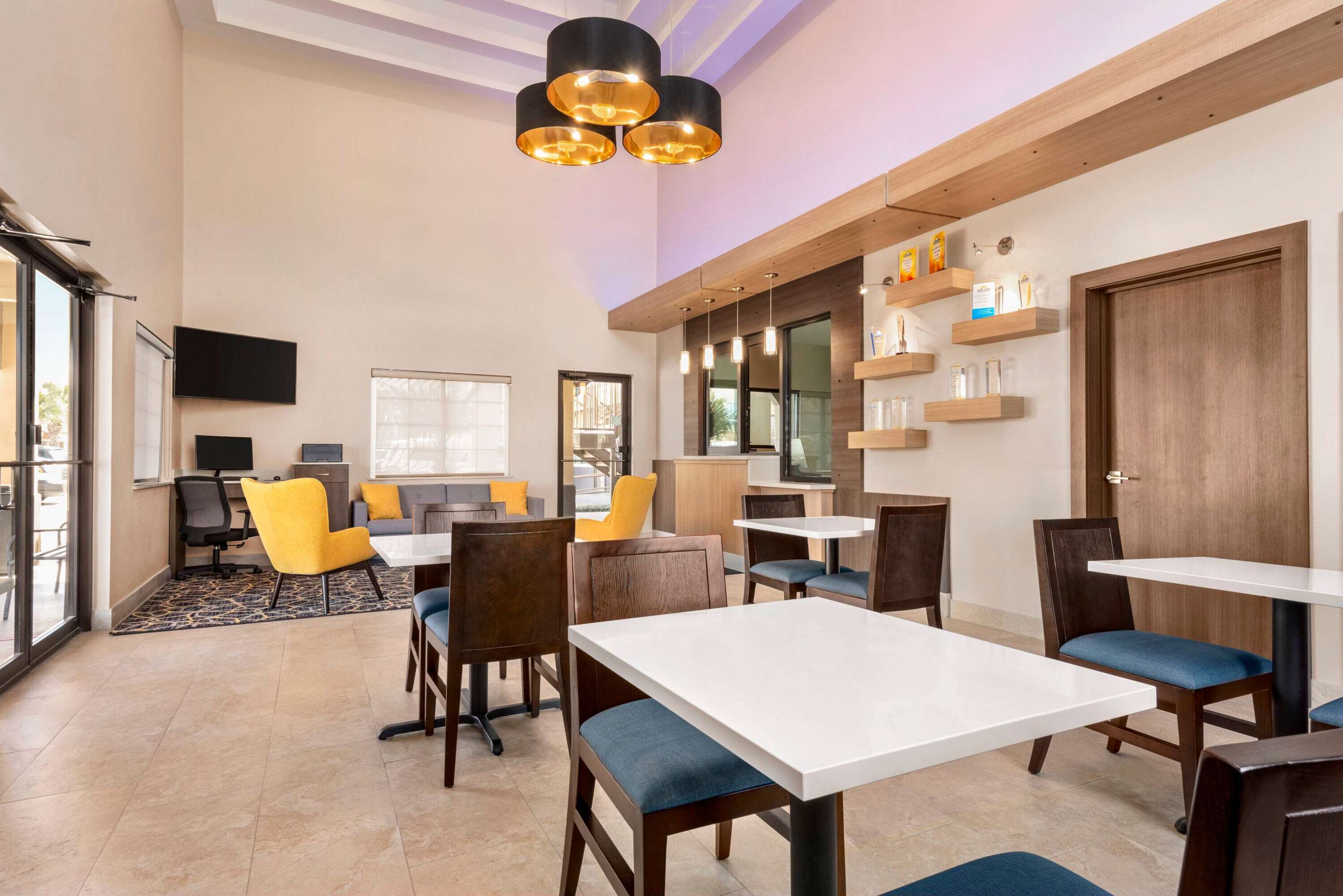 Lobby | Days Inn & Suites by Wyndham Houston Hobby Airport