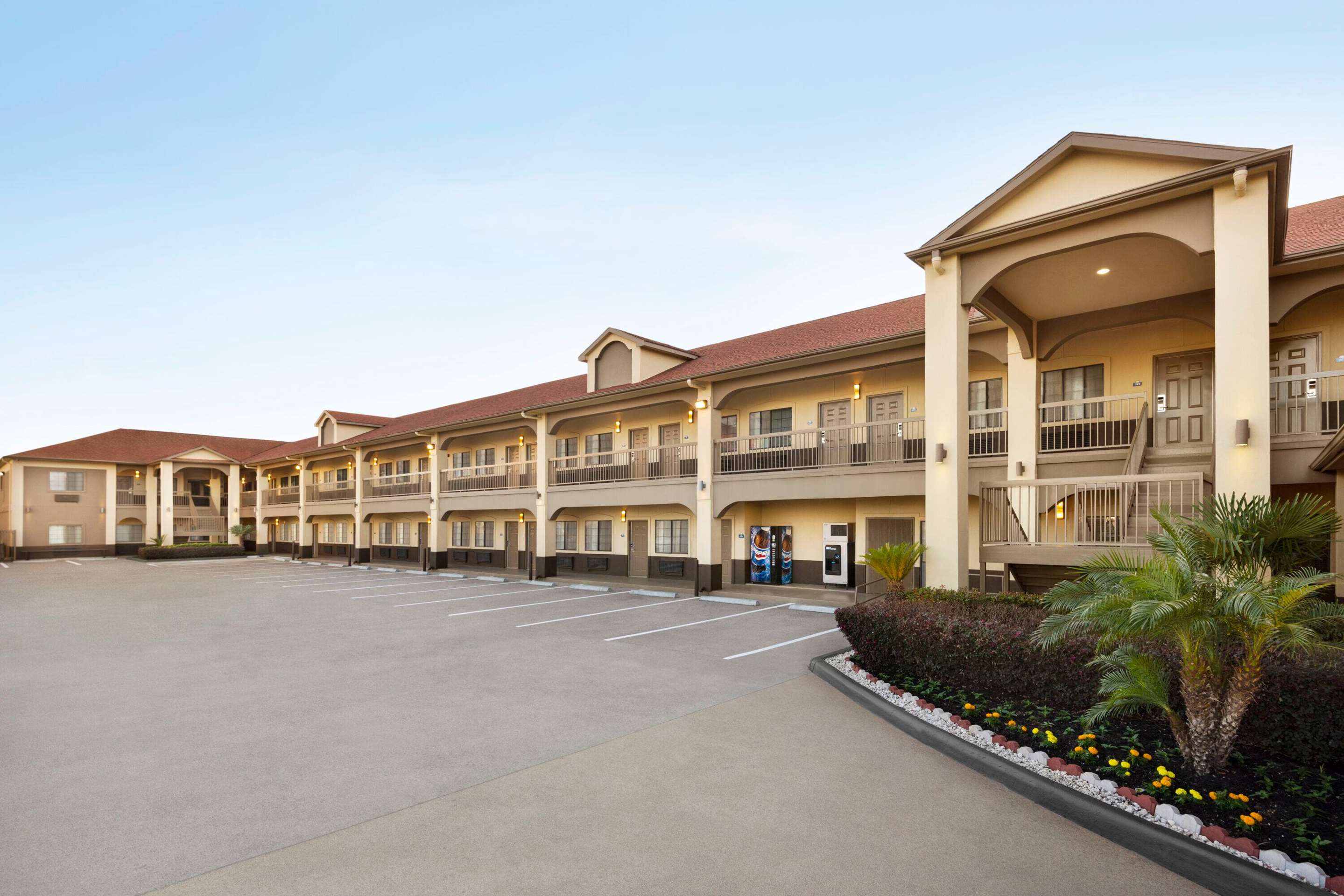Exterior | Days Inn & Suites by Wyndham Houston Hobby Airport
