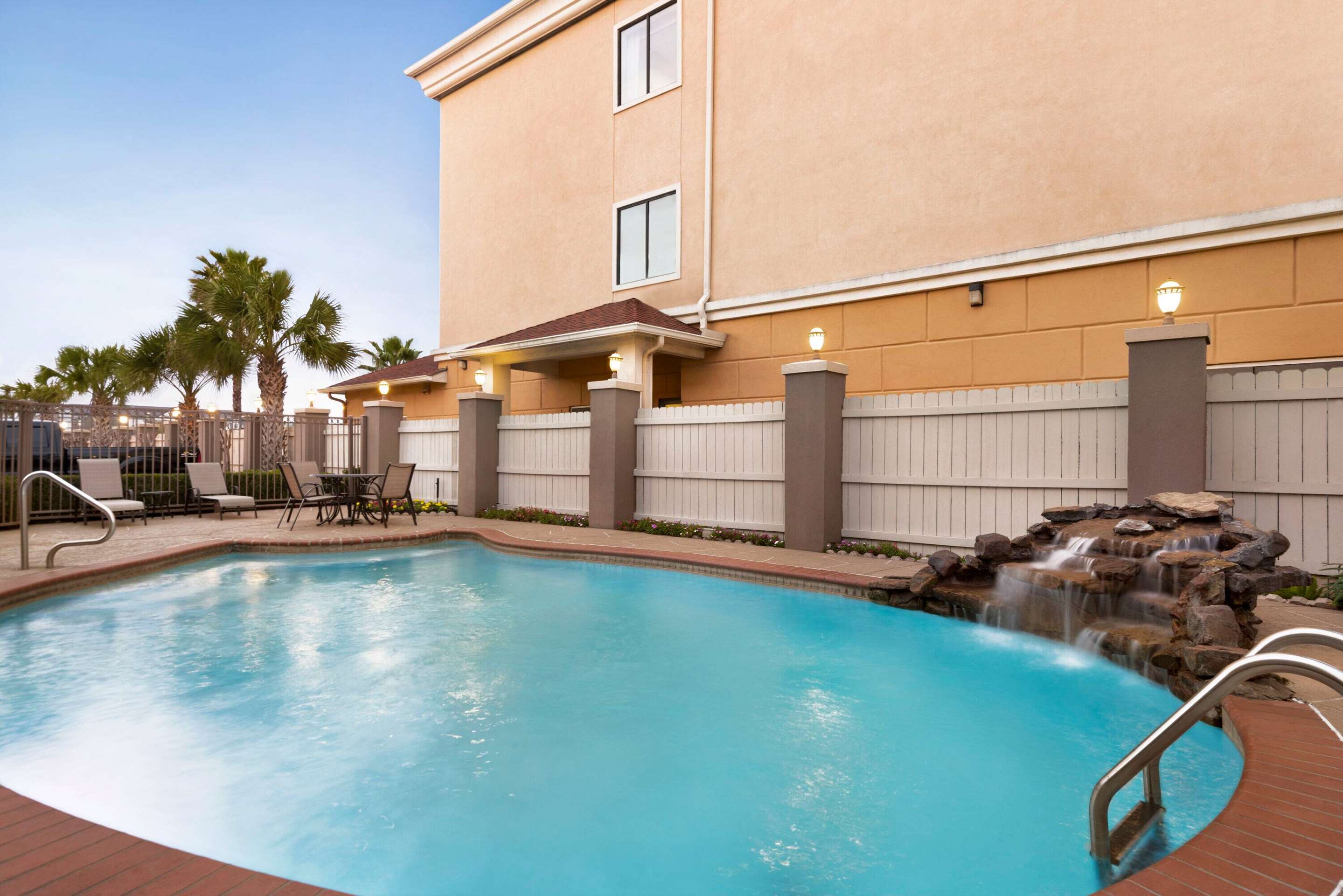 Pool | Days Inn & Suites by Wyndham Houston Hobby Airport