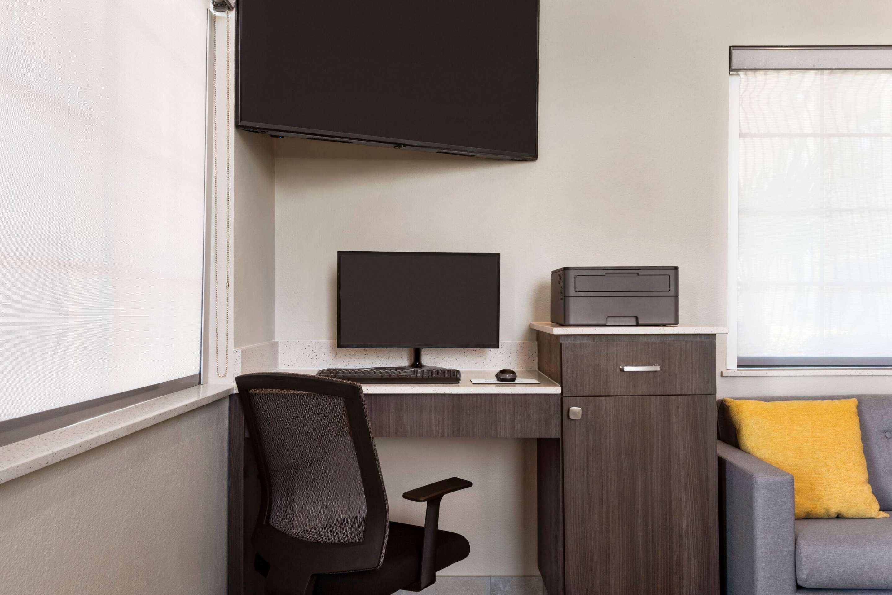 Business Center | Days Inn & Suites by Wyndham Houston Hobby Airport
