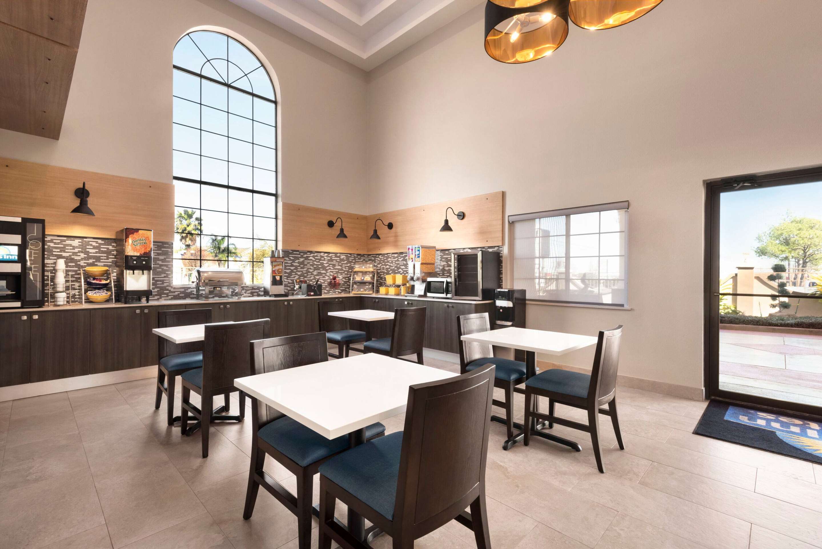 Restaurant | Days Inn & Suites by Wyndham Houston Hobby Airport