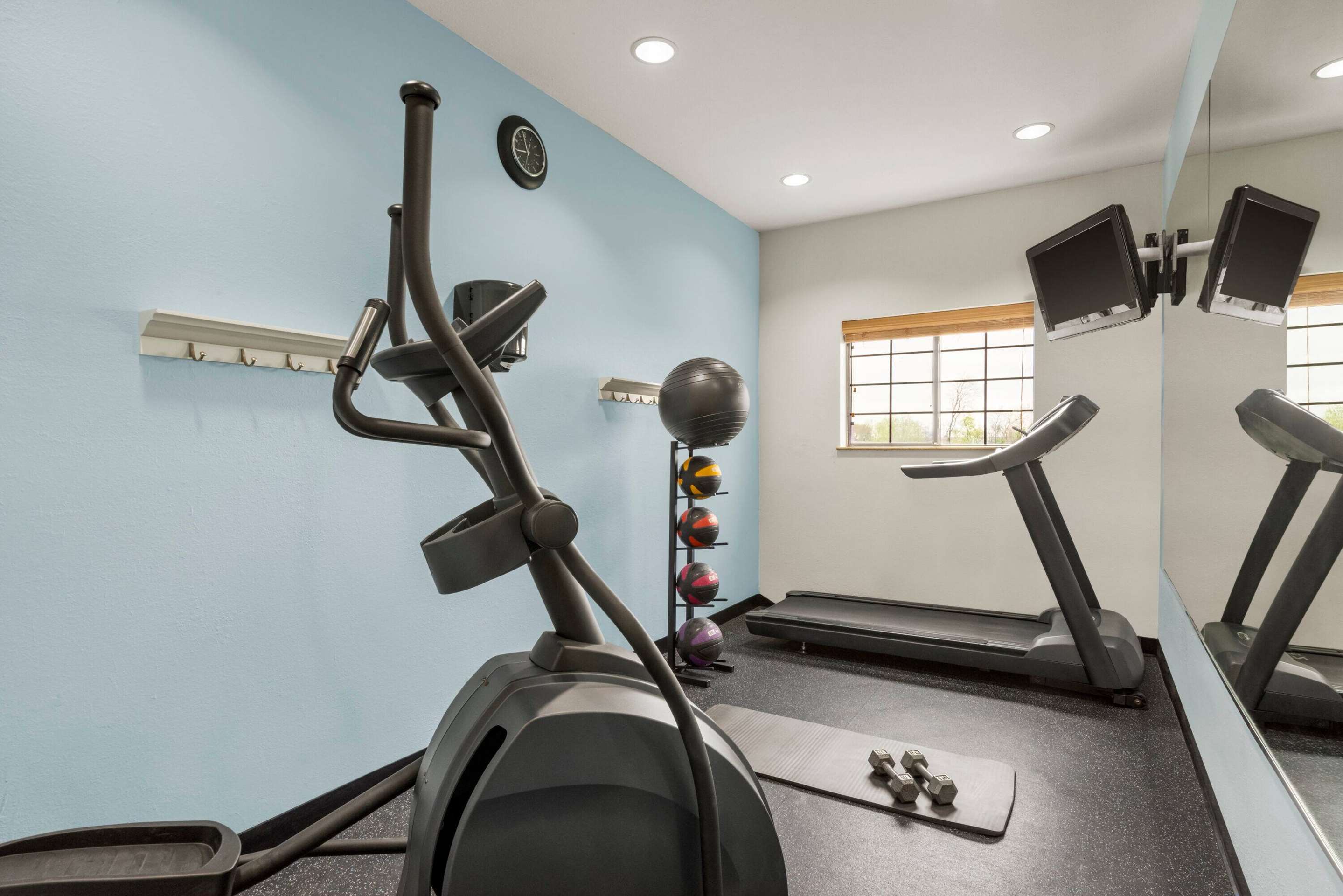 Health club fitness center gym | Days Inn & Suites by Wyndham Houston Hobby Airport