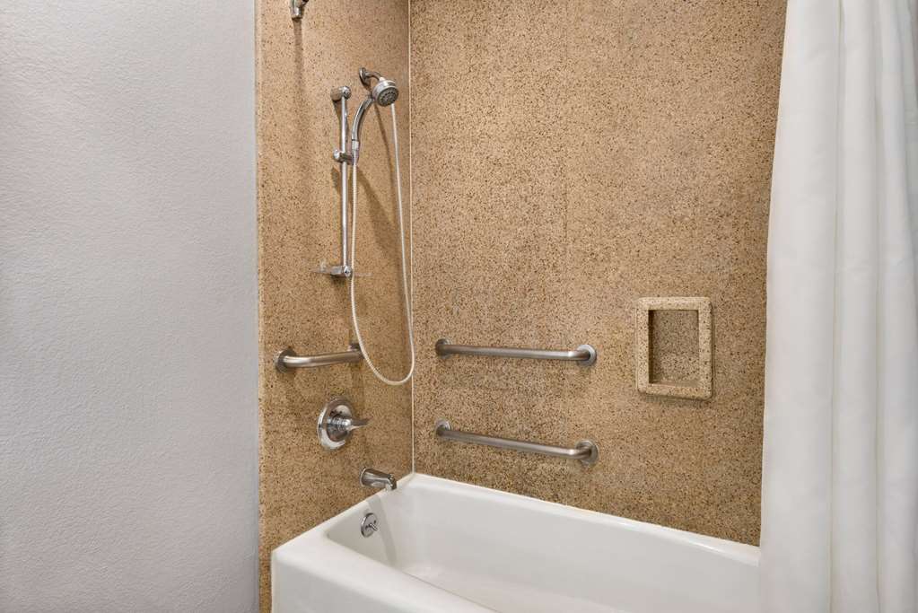 DAYS INN AND SUITES HOUSTON HO-guestroom-Guest Room,Bathroom,Accessibility,On-Site.jpg