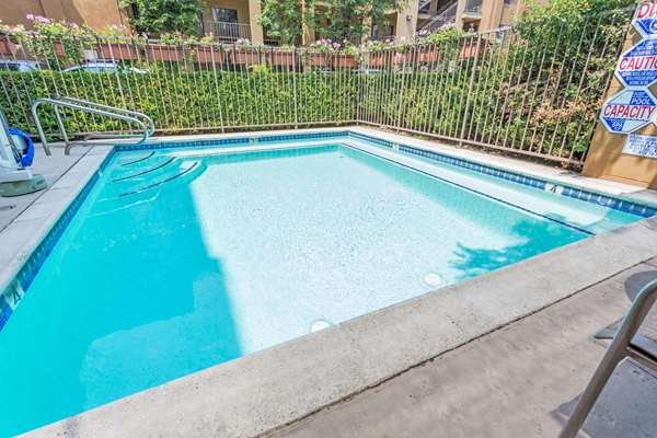 Pool - Howard Johnson Inn Pasadena