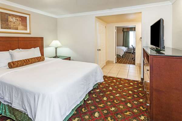 Suite - Howard Johnson Inn Pasadena