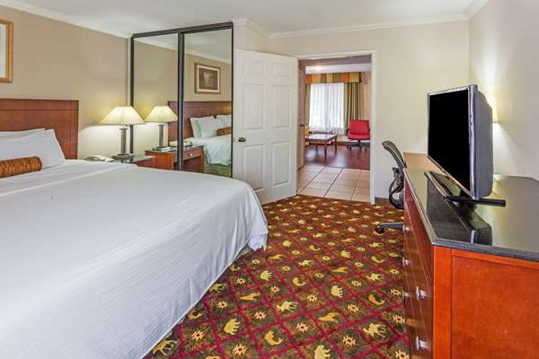Suite - Howard Johnson Inn Pasadena