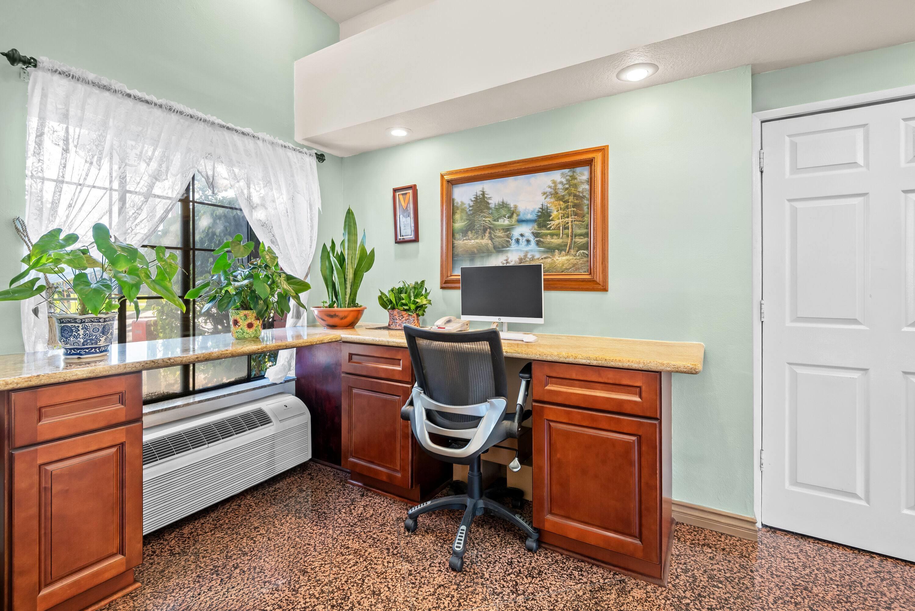 Business Center | Howard Johnson by Wyndham Pasadena