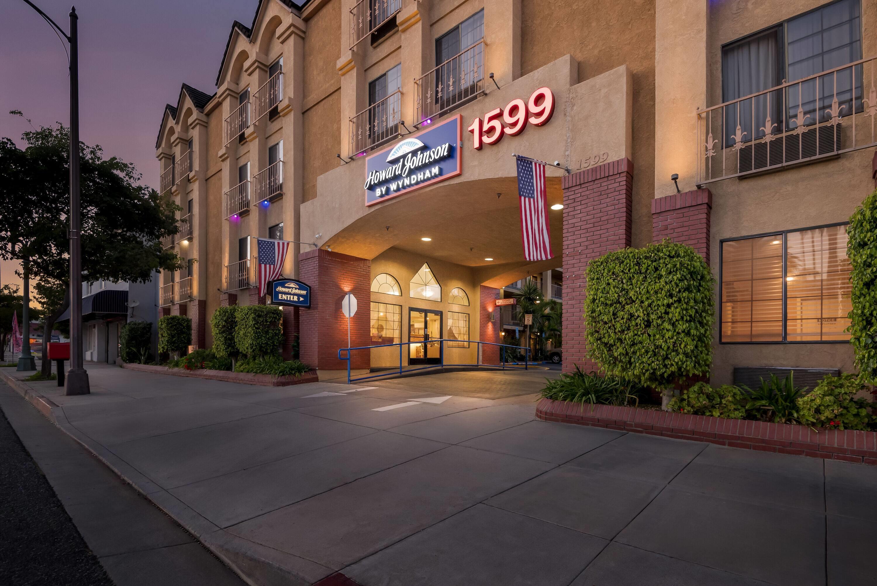 Exterior | Howard Johnson by Wyndham Pasadena