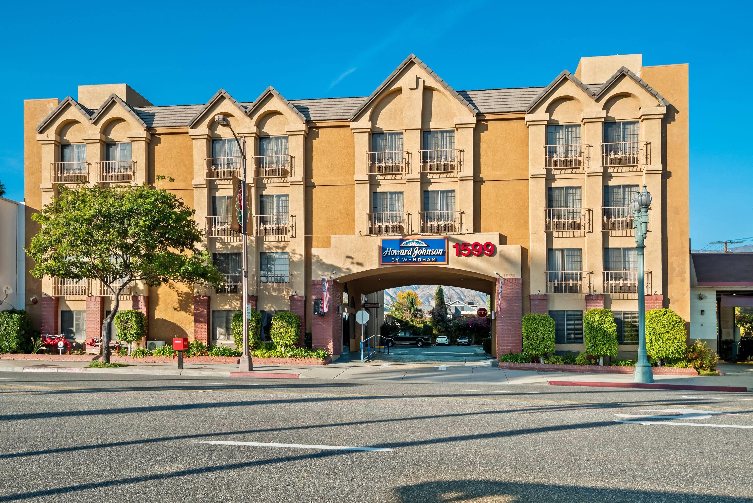 Exterior | Howard Johnson by Wyndham Pasadena