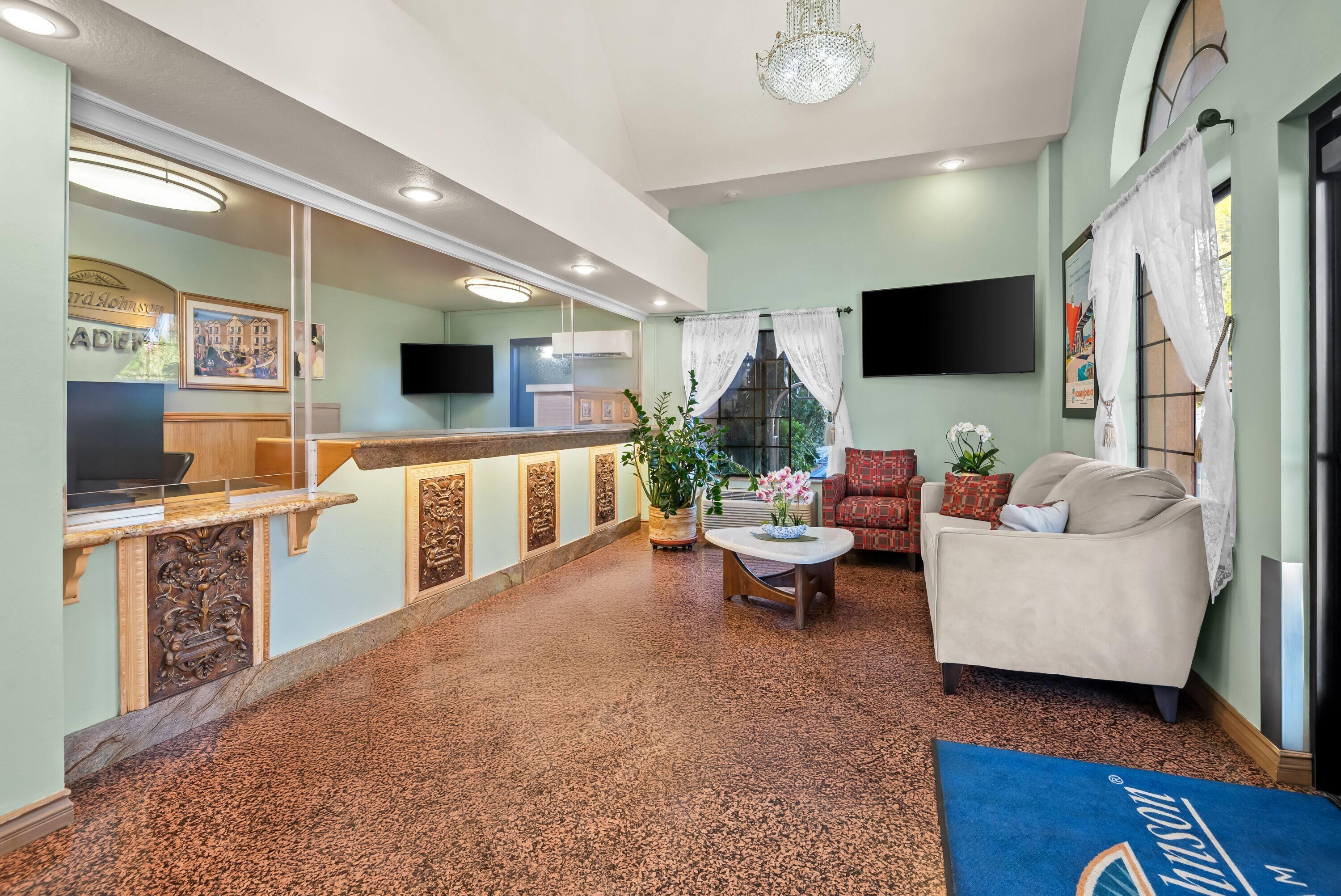 Lobby | Howard Johnson by Wyndham Pasadena