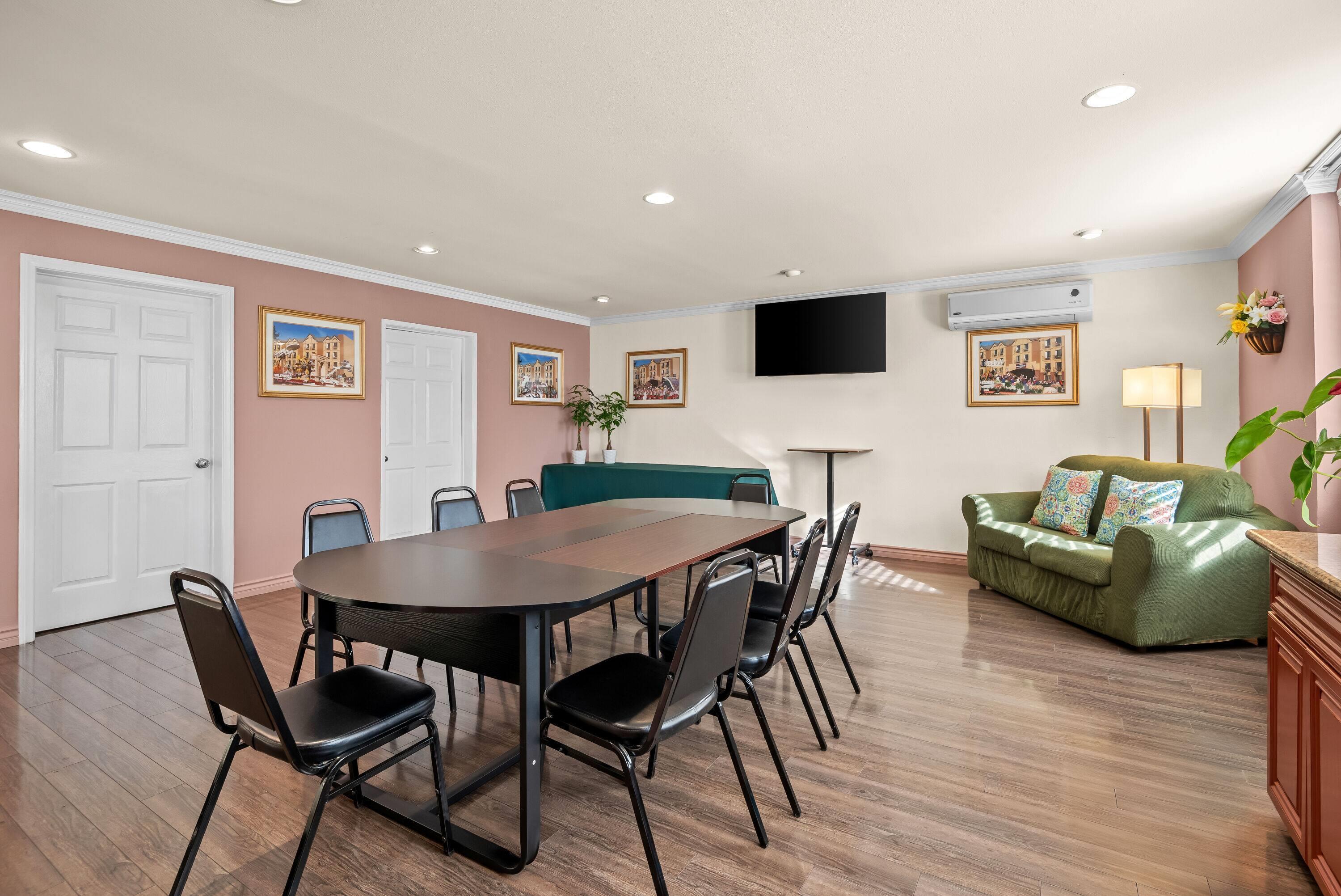 Meeting Room | Howard Johnson by Wyndham Pasadena