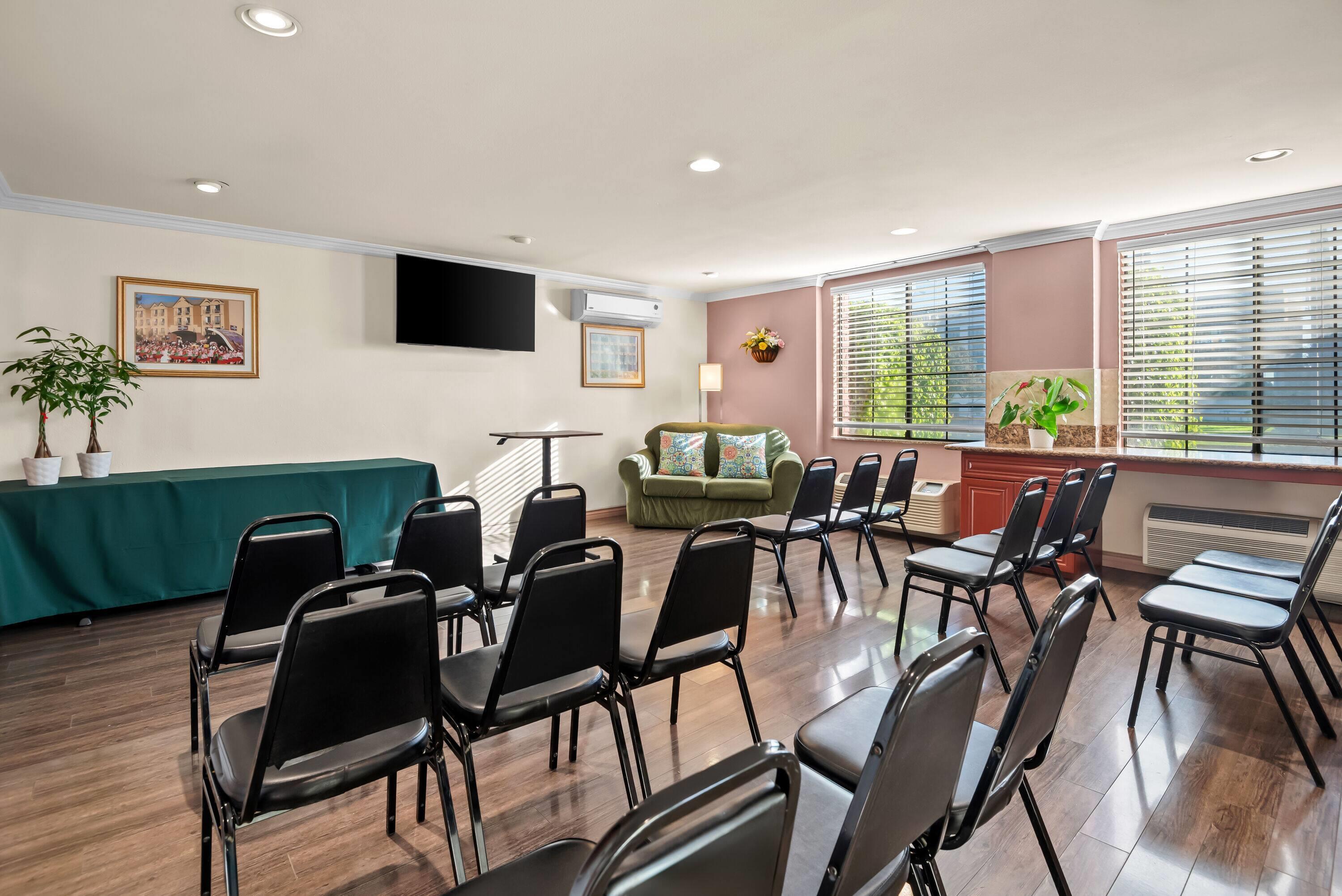 Meeting Room | Howard Johnson by Wyndham Pasadena