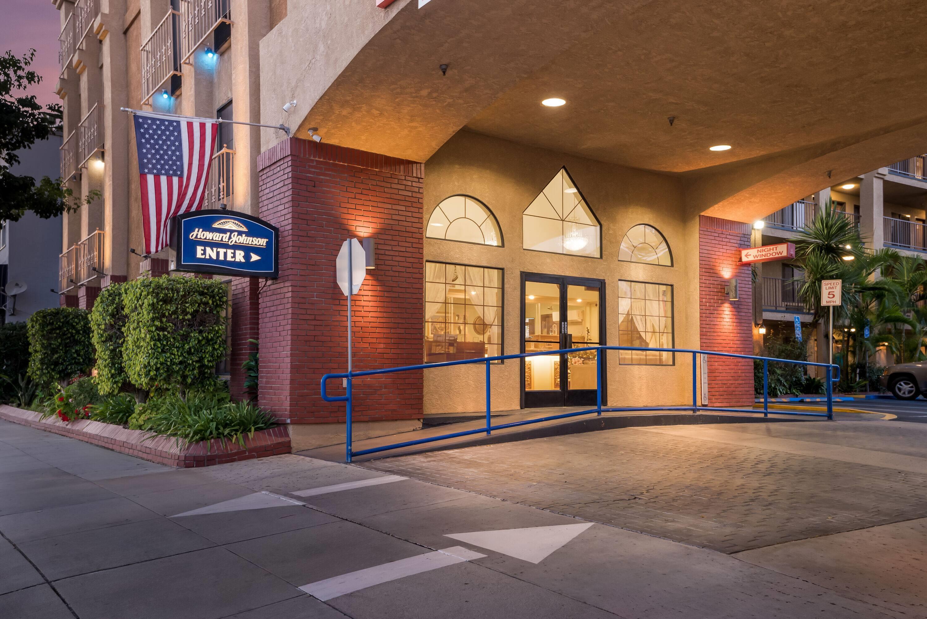 Exterior | Howard Johnson by Wyndham Pasadena