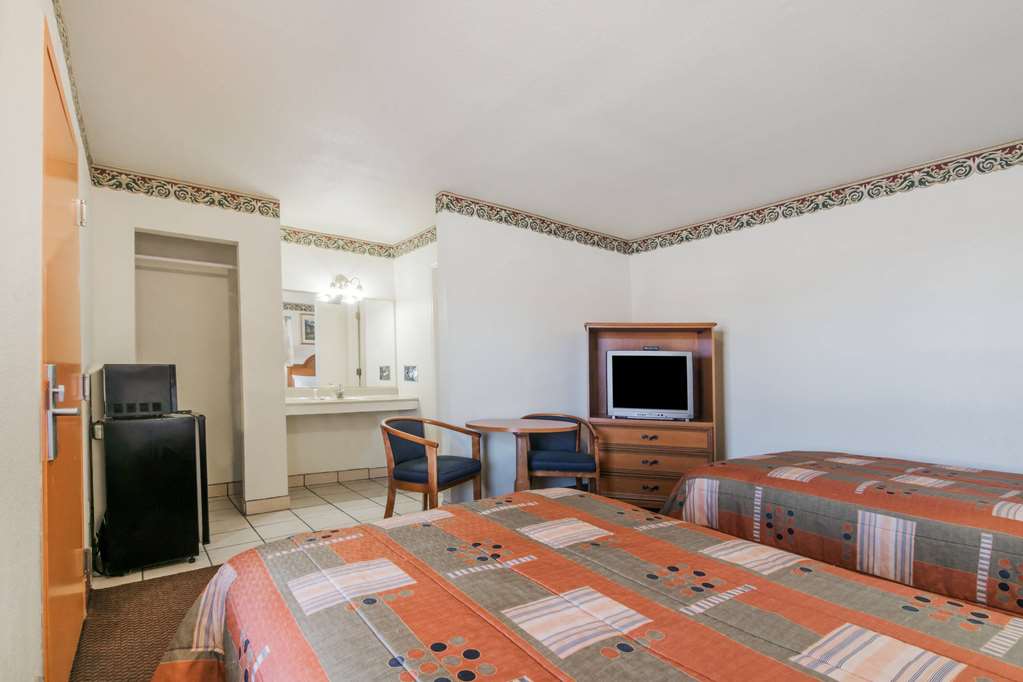TEMPLE TRAVELODGE-guestroom-Guest Room,On-Site.jpg