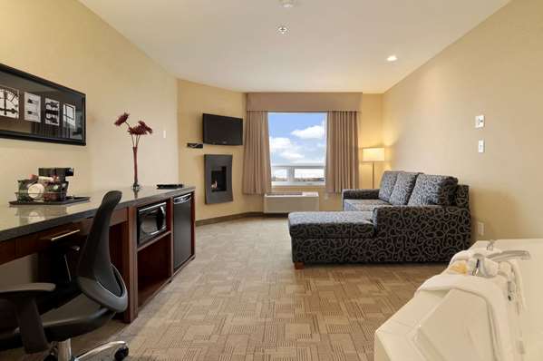 Suite - Days Inn Regina Airport