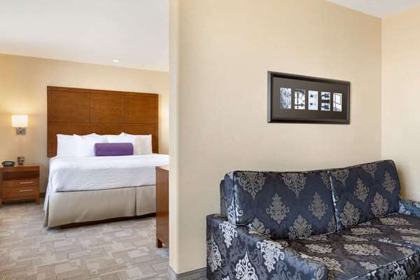 Suite - Days Inn Regina Airport