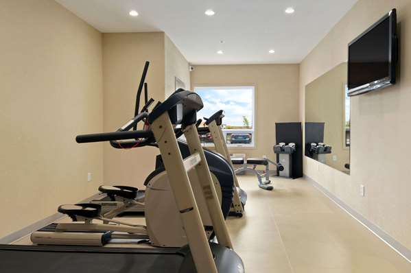 Fitness/ Exercise Room - Days Inn Regina Airport