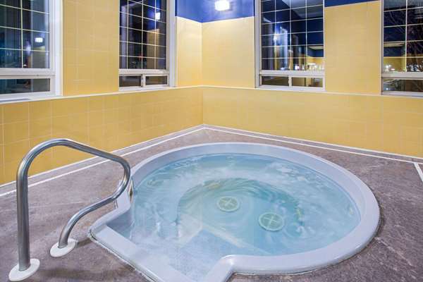 Pool - Ramada Inn & Suites Red Deer
