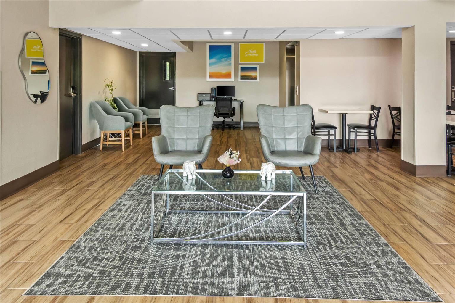 DAYS INN SUITES DESOTO-guestroom-Sitting area,On-Site.jpg