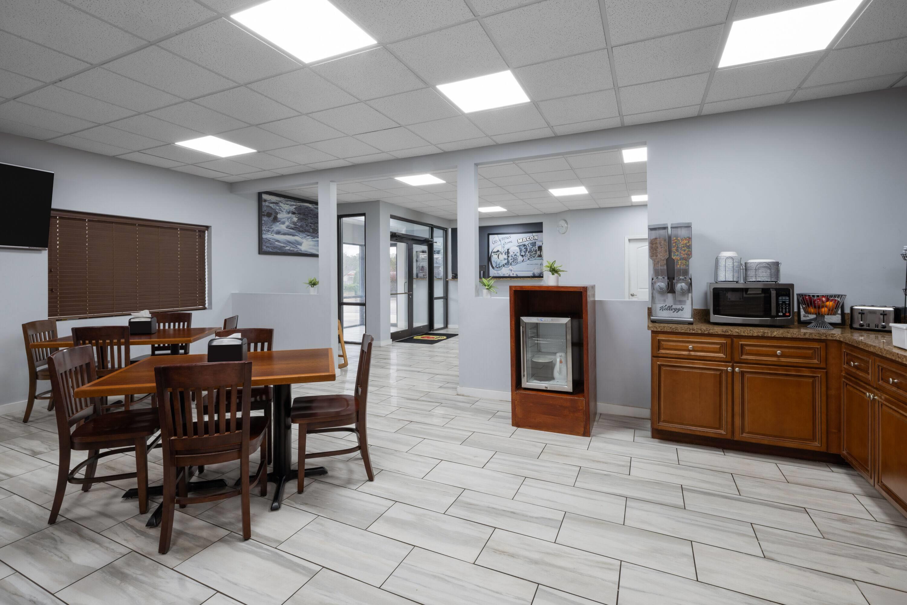 Lobby | Super 8 by Wyndham Macon West