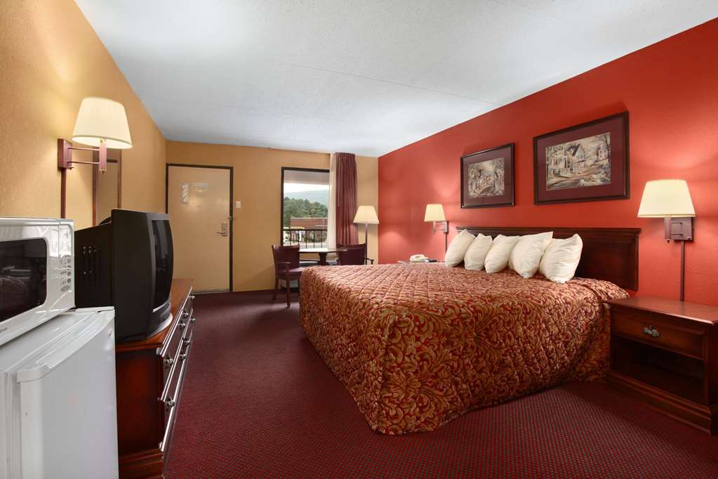 DAYS INN BY WYNDHAM HARRIMAN-guestroom-Guest Room,On-Site.jpg