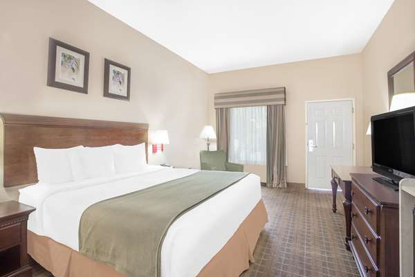  - Baymont Inn & Suites Crestview - I-10, Exit 56