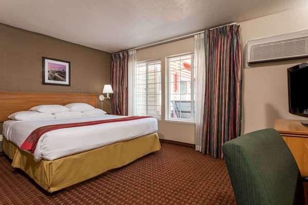  - Ramada Hotel Portland - I-205, Exit 20