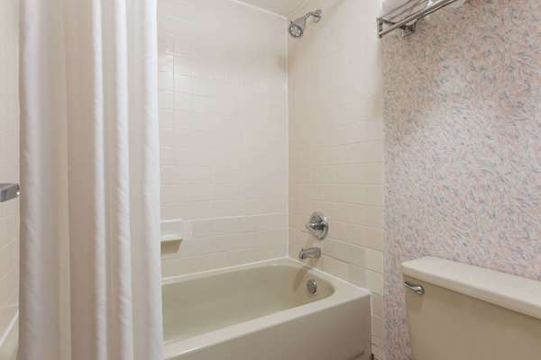  - Ramada Hotel Portland - I-205, Exit 20