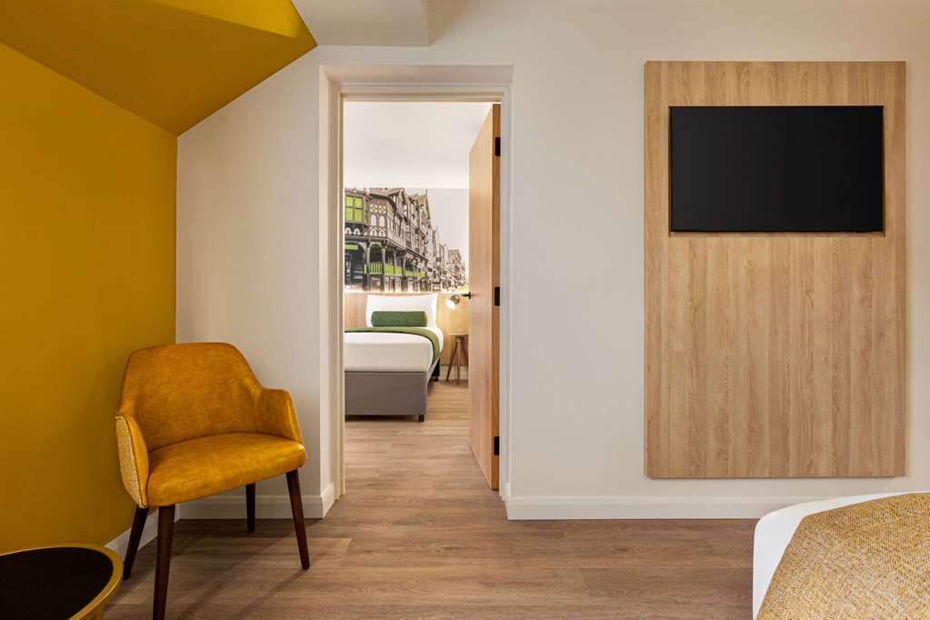 Super 8 by Wyndham Chester East Room Type - Family King and Twin