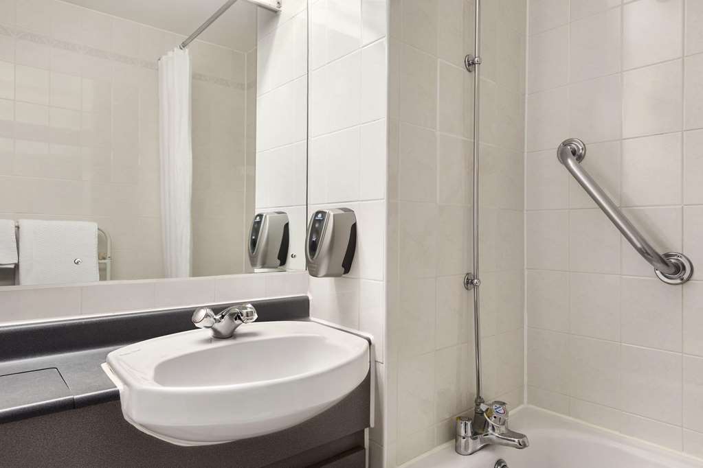 DAYS INN BY WYNDHAM SEVENOAKS CLACK-guestroom-Guest Room,Bathroom,On-Site.jpg