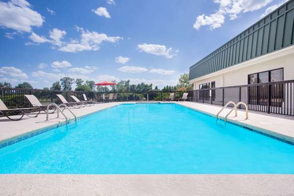 Pool - Days Inn Metter - I-16, Exit 104