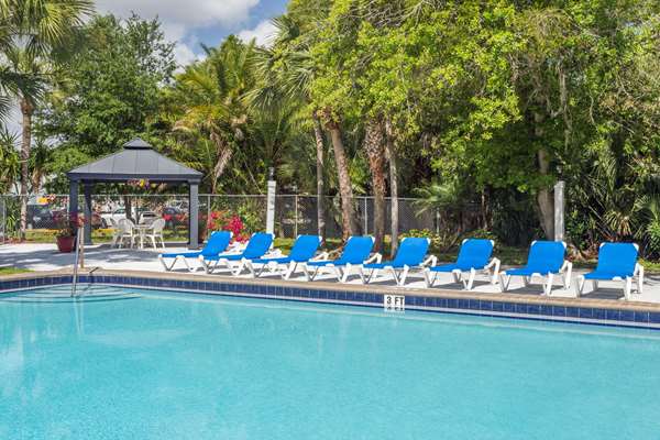 Pool - Travelodge Lakeland - I-4, Exit 32