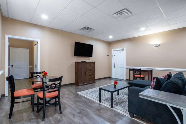 Suite - Travelodge Lakeland - I-4, Exit 32